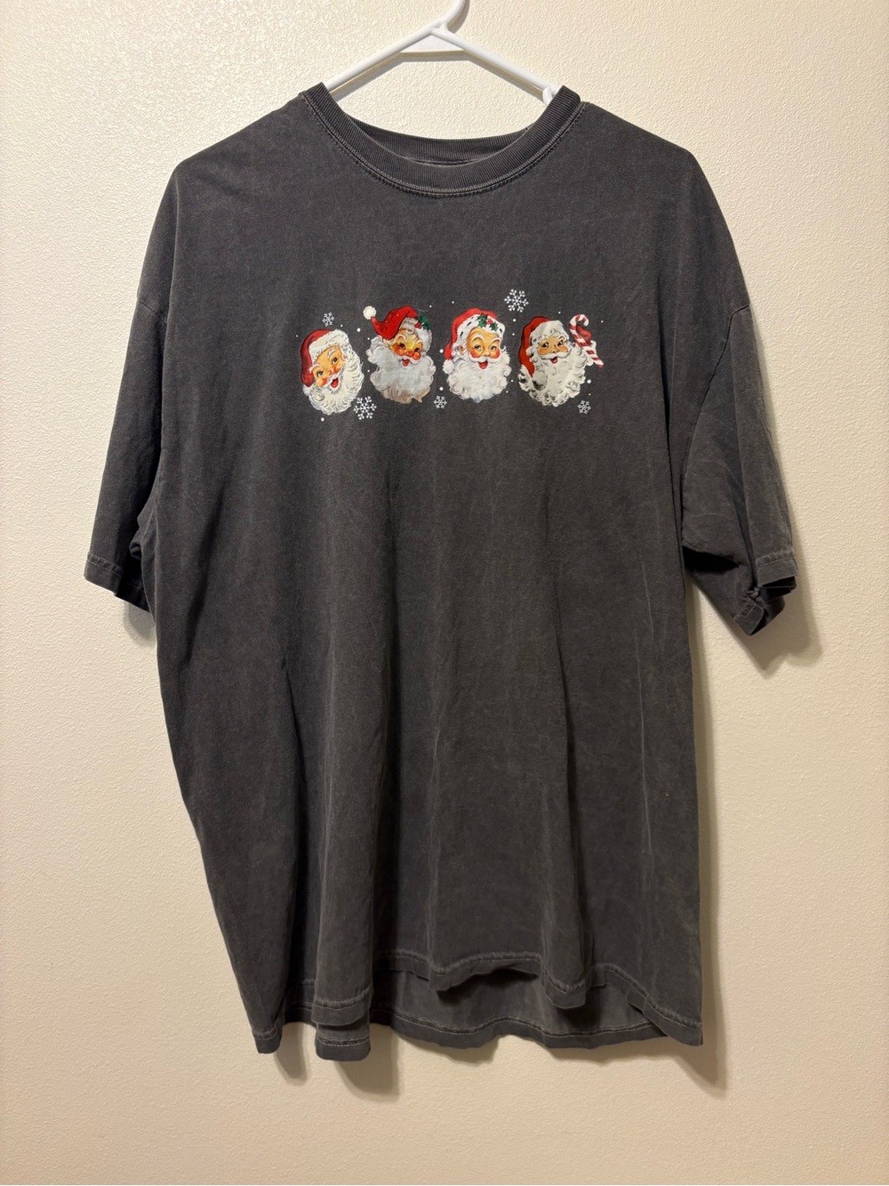 Comfort Colors Medium Grey Santa Heads Graphic Short Sleeve Tee